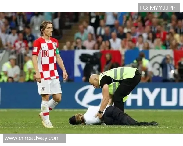 2米高足球巨人：世界足坛巨人级身高引发热议