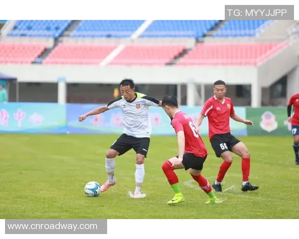 两位足球巨星背影合照展现默契与荣耀的瞬间