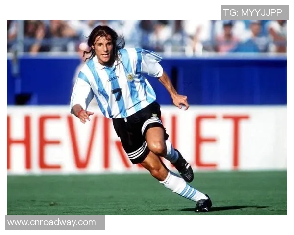 伤感足球巨星孤独身影背后未曾诉说的荣耀与泪水故事 伤感足球巨星孤独身影背后未曾诉说的荣耀与泪水故事